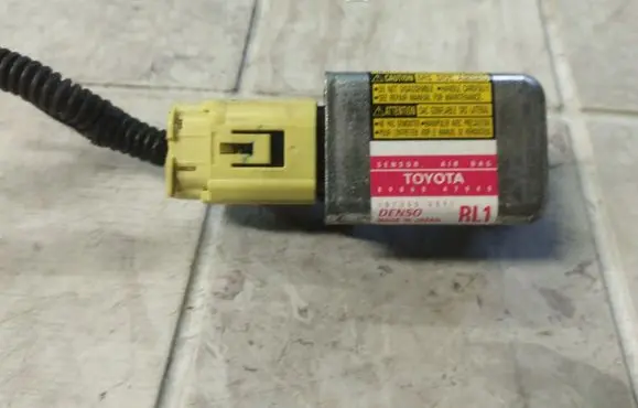 Toyota Prius (XW20) Airbag deployment crash/impact sensor 8986047040 1879000891
