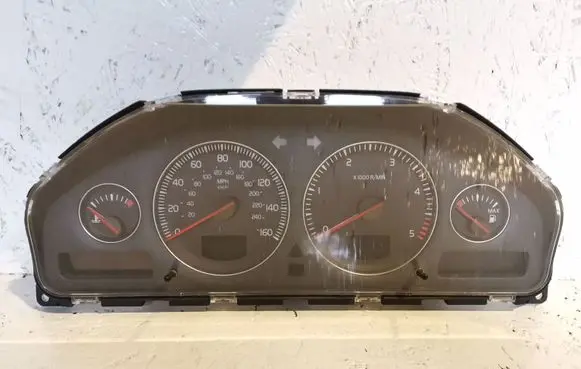 Volvo V70 Speedometer (instrument cluster) 30746112