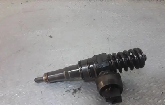 Volkswagen PASSAT B6 Fuel injector 038130073B