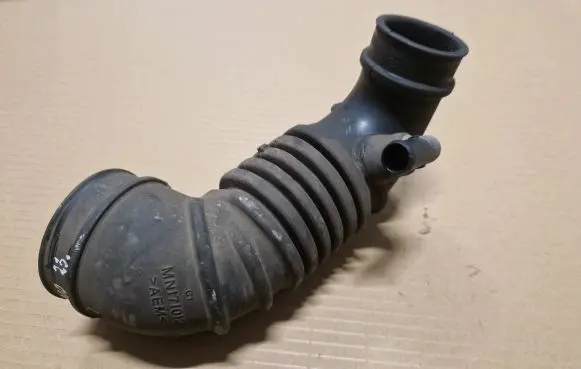 Mitsubishi L200 Turbo air intake inlet pipe/hose MN171012