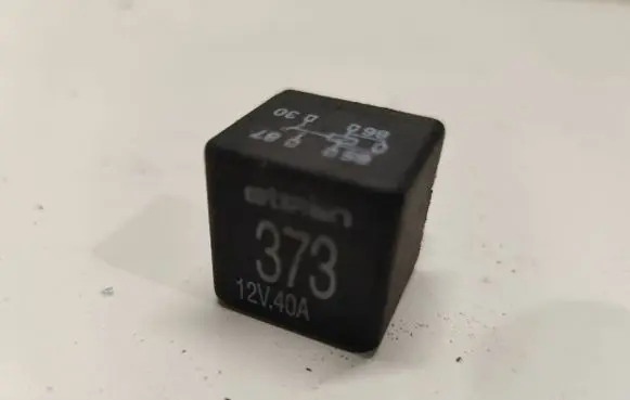 Volkswagen PASSAT B5 Other relay 8D0951253A