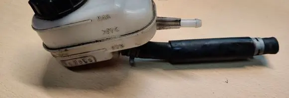 Mazda CX-7 Brake fluid reservoir 