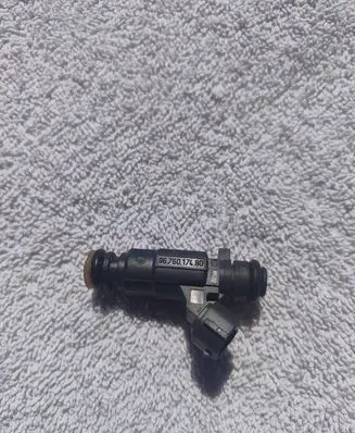 Peugeot 208 I Fuel injector 9676017480