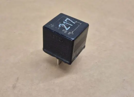 Audi A6 S6 C4 4A Other relay 443951253S