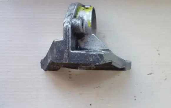 Opel Astra J Engine mounting bracket 13219107 VD185