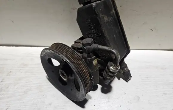 Opel Astra F Power steering pump 90409232 90495957