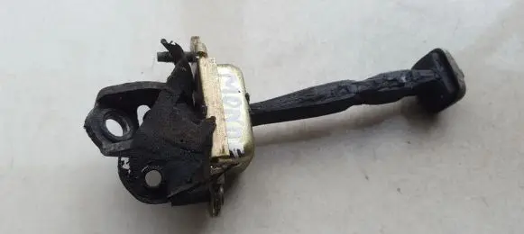 Ford Mondeo Mk III Rear door check strap stopper