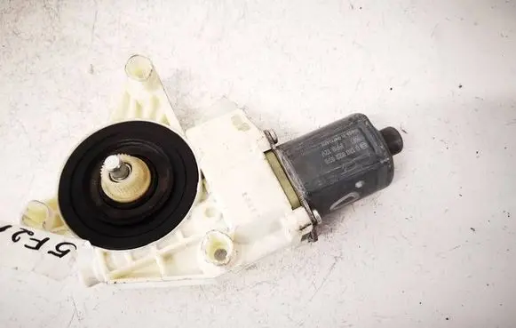 Mercedes-Benz E W212 Front door window regulator motor A2129066702