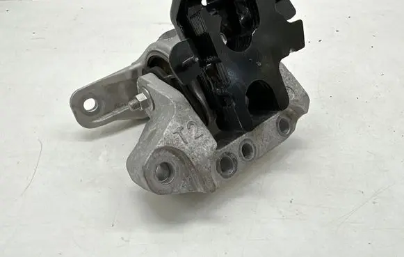Toyota RAV 4 (XA50) Engine mount bracket