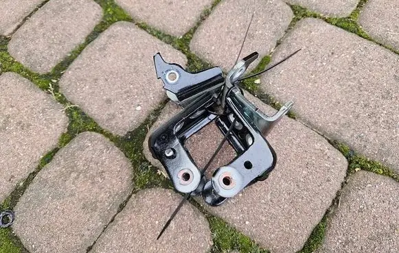 Opel Mokka B Front door lower hinge 5O5P5L5E5X1740