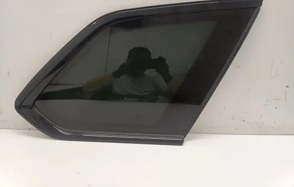 Volkswagen Touareg III Rear side window 43R00102