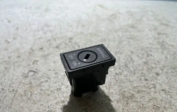 Passenger airbag on/off switch