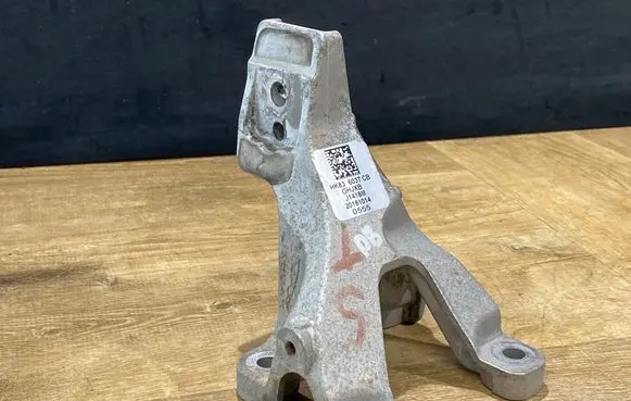 Jaguar F-Pace Engine mounting bracket HK836037CB J1418M 20181014