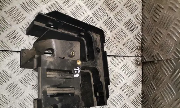Volkswagen Tiguan Fuse box cover 1K0907361B