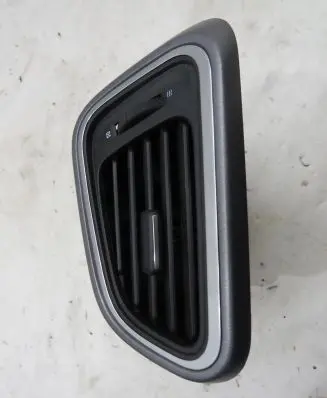 Renault Kadjar Dashboard side air vent grill/cover trim