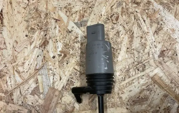 BMW 5 E60 E61 Windscreen/windshield washer pump 23557610 67126934
