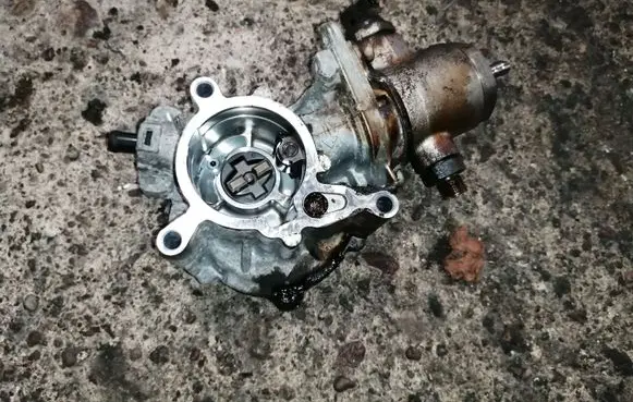 Audi A4 S4 B8 8K Vacuum pump 06J145100G