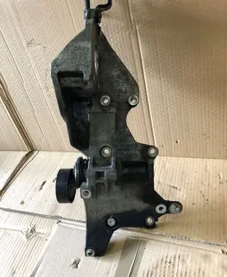 Volkswagen PASSAT B6 Generator/alternator bracket 03L903143D