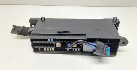 Volvo V40 Fuse module AV6T14K131AB