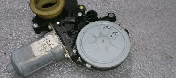 Toyota Corolla Verso AR10 Rear door window regulator motor 698400F020 996994100