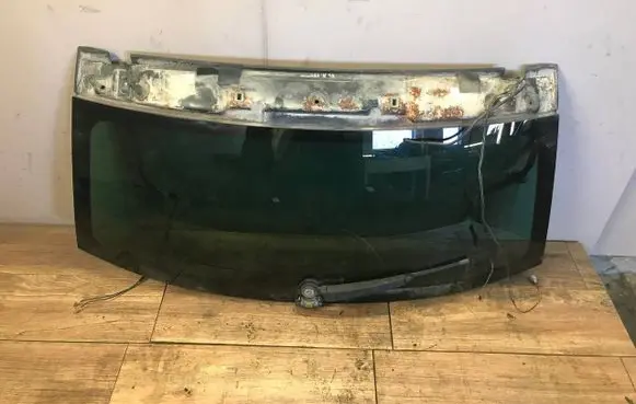 Volkswagen Touareg I Opening tailgate glass 
