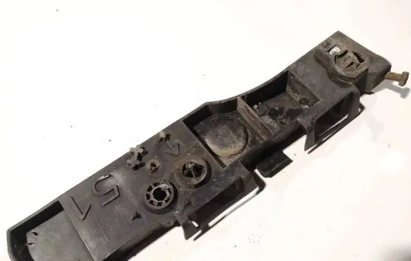 Front bumper mounting bracket