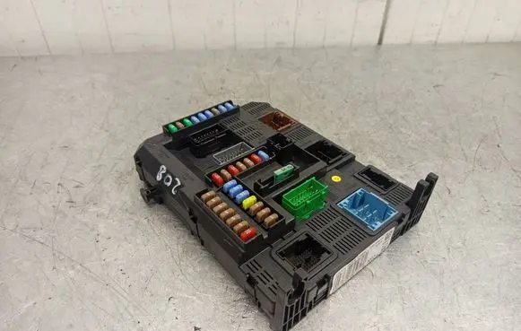 Peugeot 208 I Fuse module 9807532080 E1095294 20140714