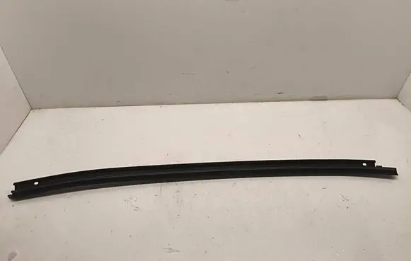Chevrolet Corvette C8 Rubber seal front coupe door window 122120 85106006 84883106