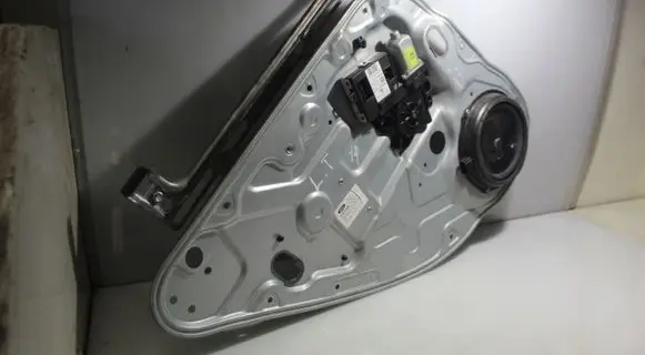 Rear window lifting mechanism without motor