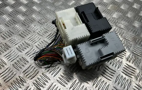 Ford Mondeo MK IV Fuse module 334820401