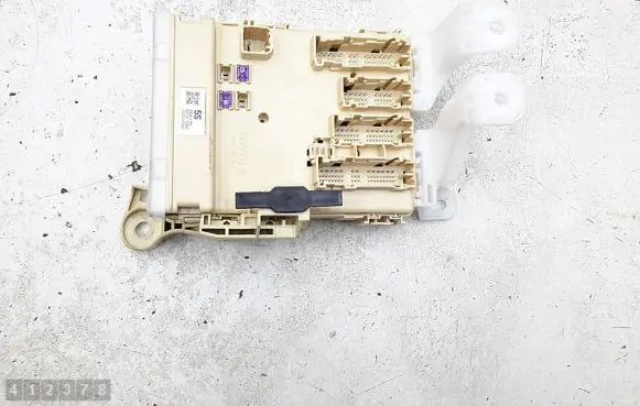 Toyota Auris E180 Fuse module 8273012x81
