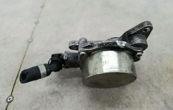 Nissan Qashqai Vacuum pump 146503760R
