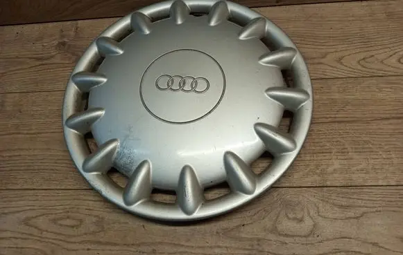 Audi A4 S4 B5 8D R15 wheel hub/cap/trim 8D0601147B PA66M15