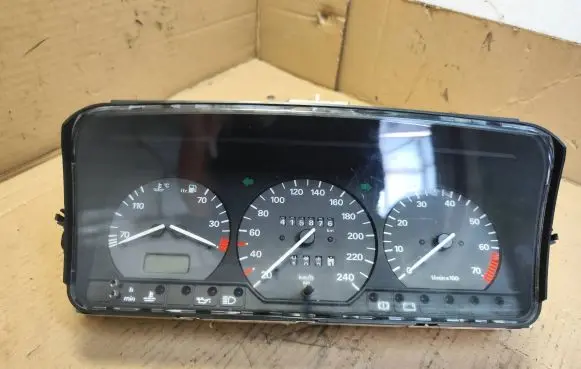 Volkswagen PASSAT B4 Speedometer (instrument cluster) 3A0919033A