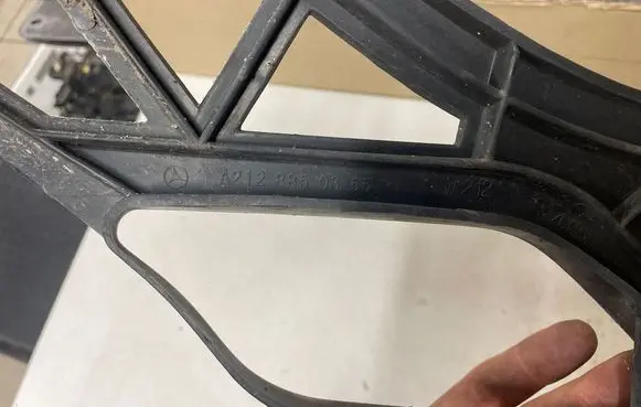 Mercedes-Benz E W212 Front bumper mounting bracket A2128850365