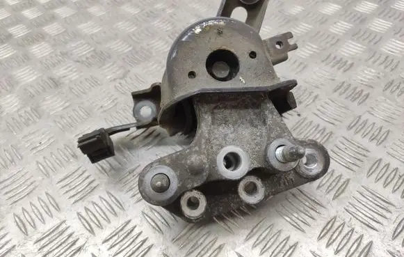 Toyota Verso Engine mount bracket