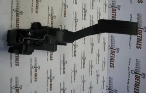 Mercedes-Benz B W245 Accelerator throttle pedal A1693000204