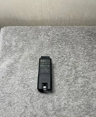 Volkswagen Tiguan Glow plug pre-heat relay 038907281D