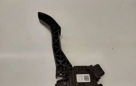 Accelerator throttle pedal
