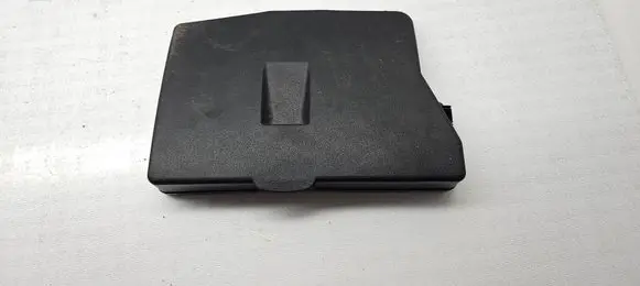 Toyota Avensis T270 Fuse box cover 8266205180