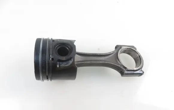 Mitsubishi Outlander Piston with connecting rod