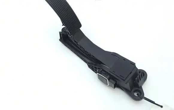 Accelerator throttle pedal