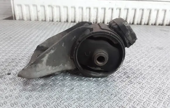 Mazda MPV Engine mount bracket