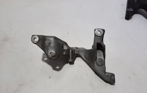 Nissan X-Trail T32 EGR valve cooler bracket 147174072R