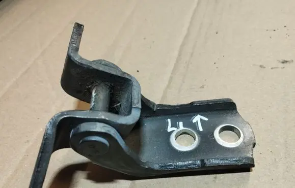 Toyota Avensis T250 Front door upper hinge