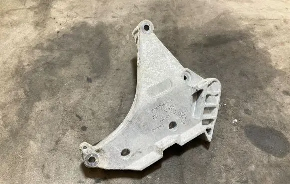 Volkswagen Golf VI Engine mounting bracket 03L199207