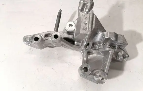 Lexus RX 450H Engine mounting bracket