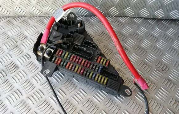 BMW 5 E60 E61 Fuse module 6906618 518956024 6971214