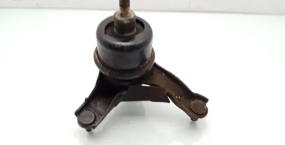 Lexus RX 300 Engine mount bracket 