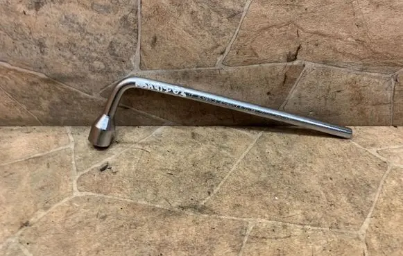Mercedes-Benz GL X166 Wheel nut wrench A2215810001